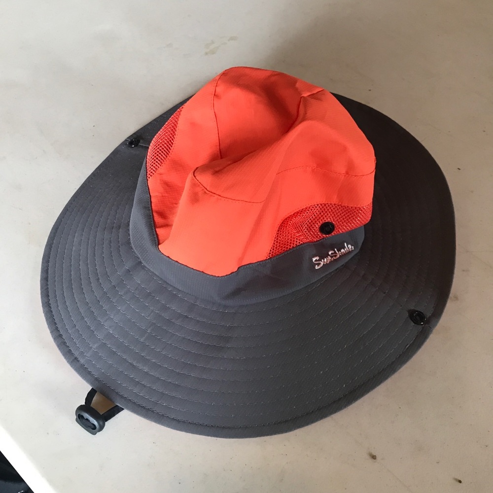 Sun hat with ponytail hole